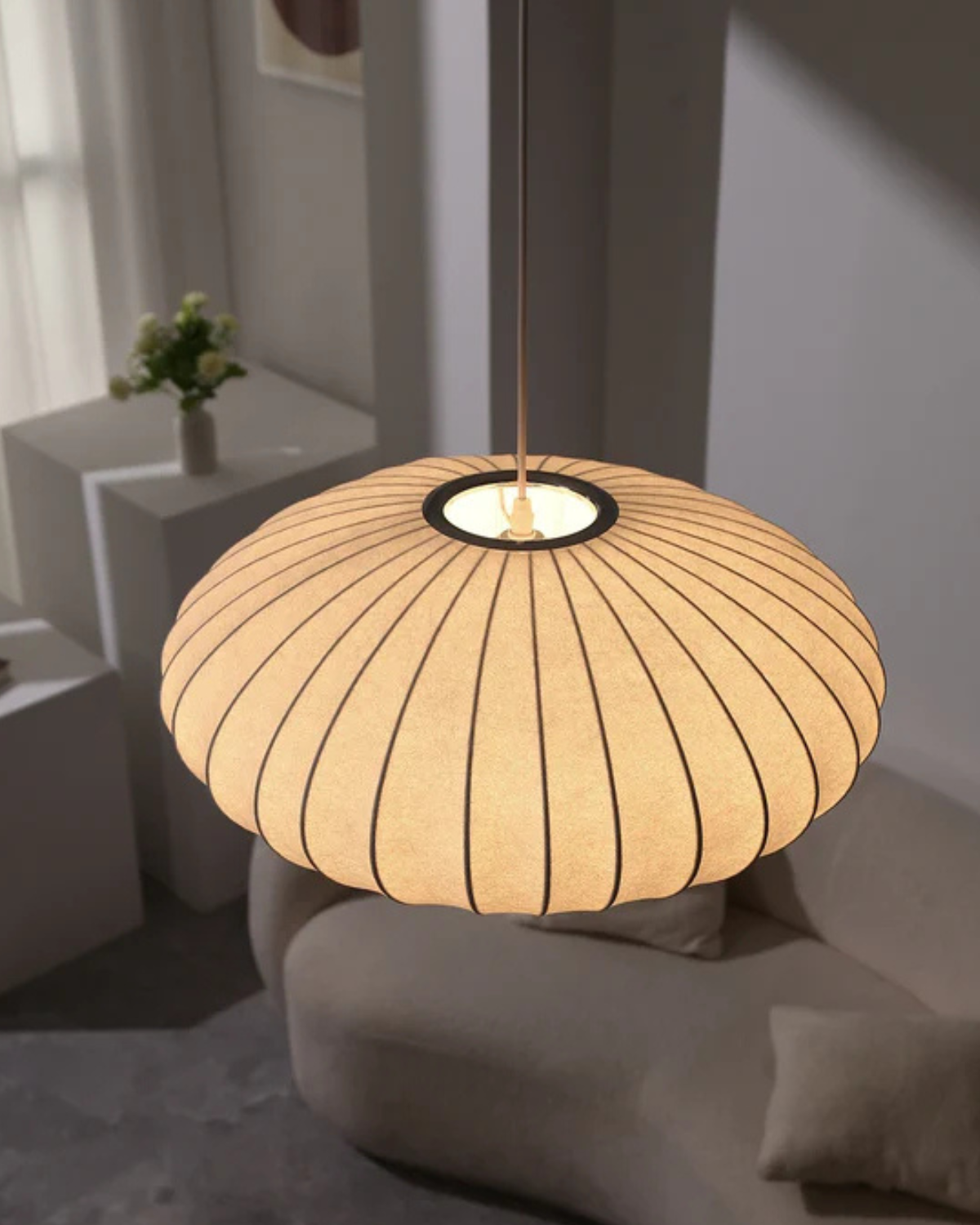 Moderne Ronde Hanglamp Met Geribbelde Kap En Warme Sfeerverlichting