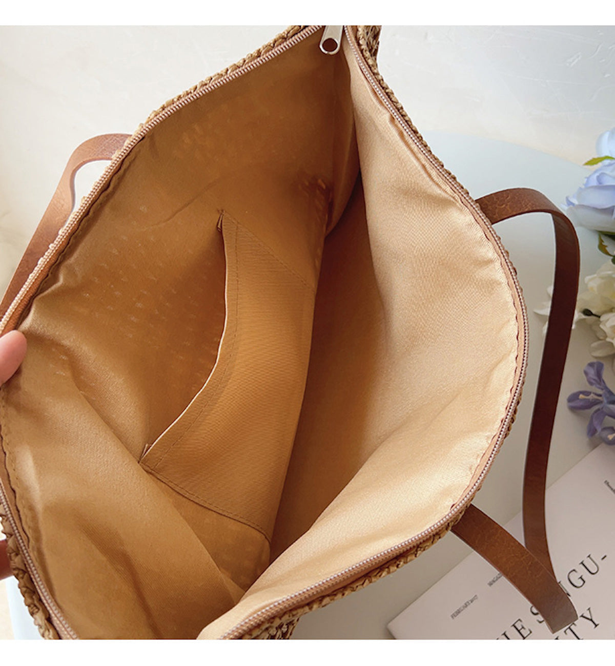 Gevlochten Rieten Mandje met Lederen Hengsels – Natuurlijke Handtas voor Markt en Stad – Scandinavisch Design