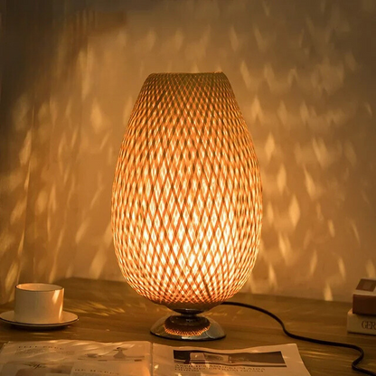 Rustieke Bamboe Tafellamp met Handgemaakte Houten Voet – Vintage Sfeerverlichting voor Woonkamer, Slaapkamer en Bureau