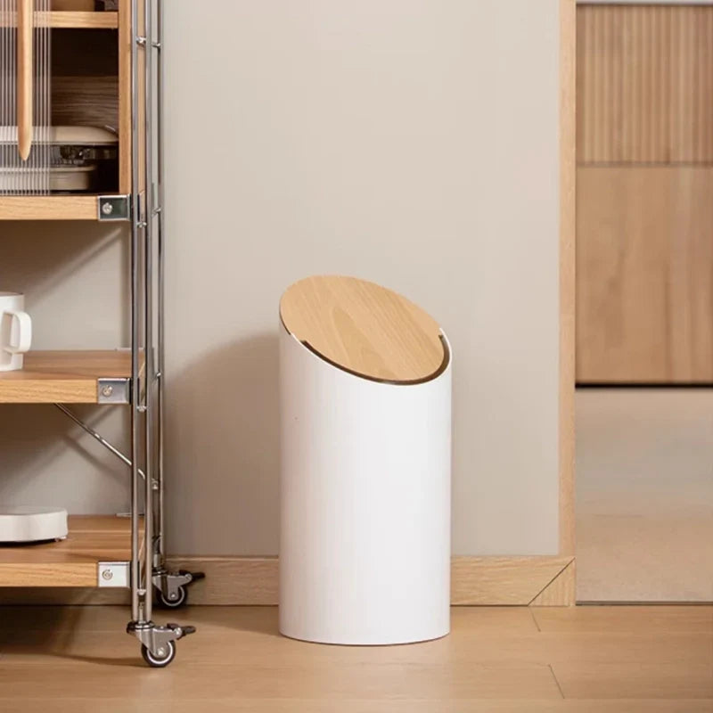 Japandi Afvalbak met Zwenkdeksel – Walnootkleurige Houten Afwerking en Minimalistische Vormgeving – 9L Zwenkafvalbak voor Badkamer en Kantoor