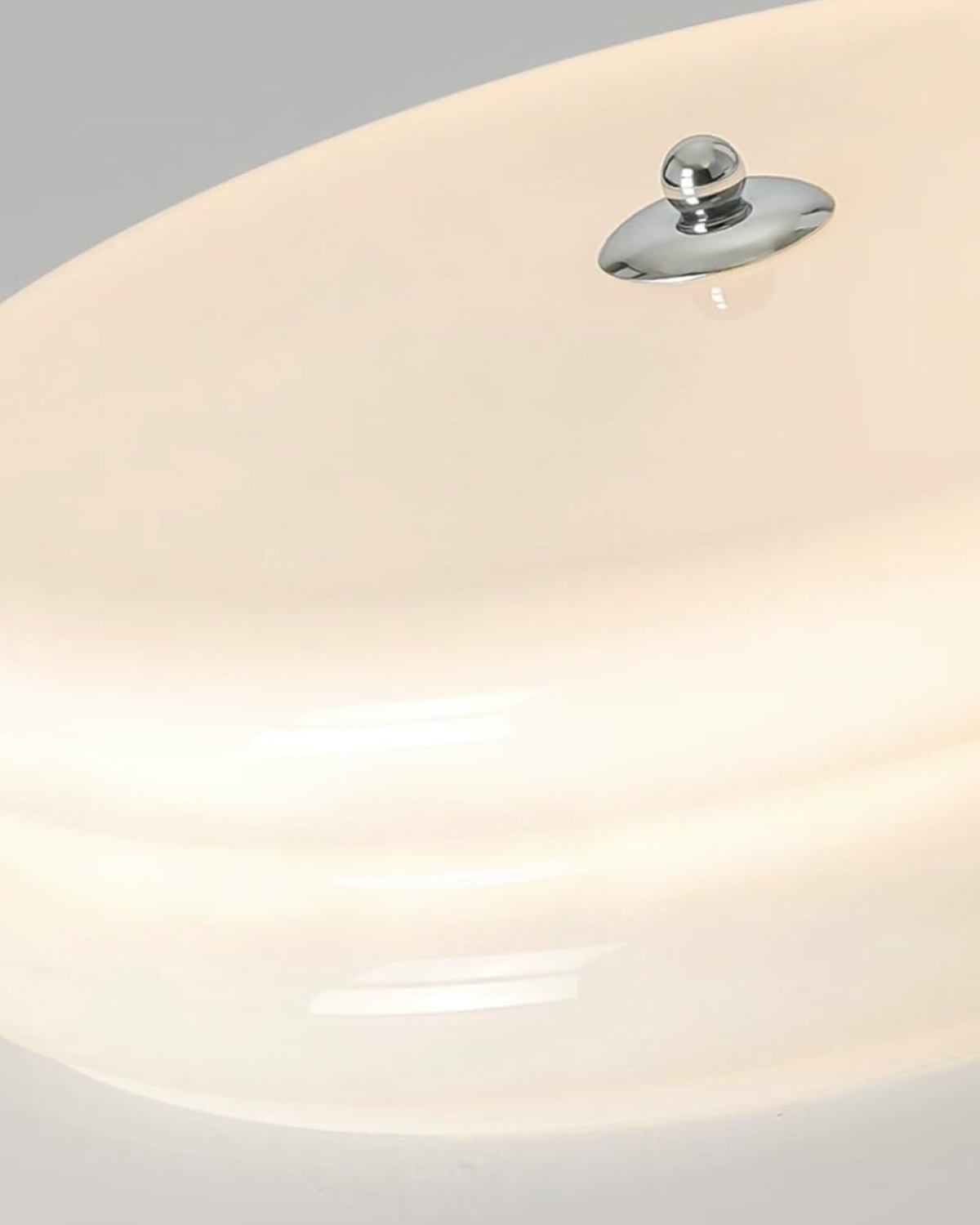 Art Deco Plafondlamp In Beige Met Chroom Accent En Warme Sfeerverlichting