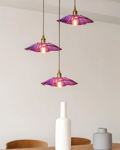 Sculpturale glazen hanglamp met messing fitting en warm licht – artistieke design plafondlamp voor eetkamer en woonkamer
