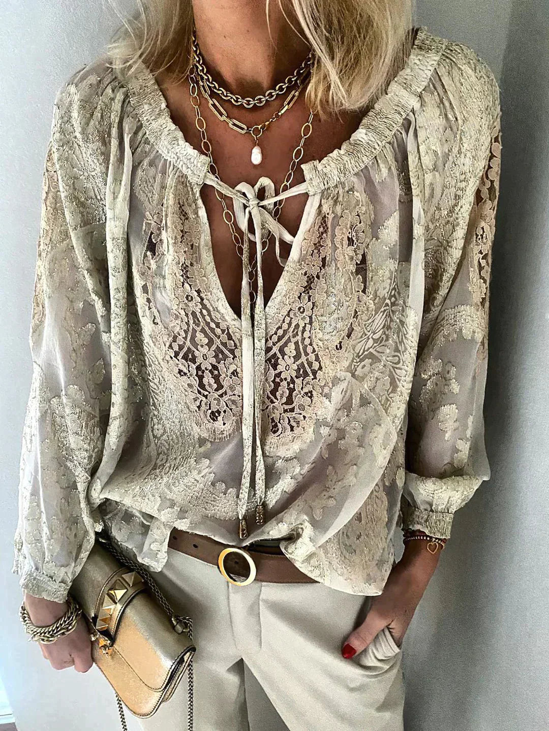 Vrouwelijke Blouse met Kanten Details en Poffen Mouwen - StudioMarella
