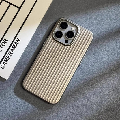 Ultraslanke iPhone Hoesje met Militaire Bescherming | Titanium Carbon Look | Draadloos Laden