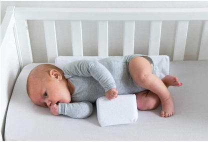 Baby Zijslaap Positiekussen – Driehoekig Antirol Kussen met Verstelbare Breedte – Zacht Memory Foam – Ademend & Wasbaar – Voor Pasgeborenen tot 12 Maanden
