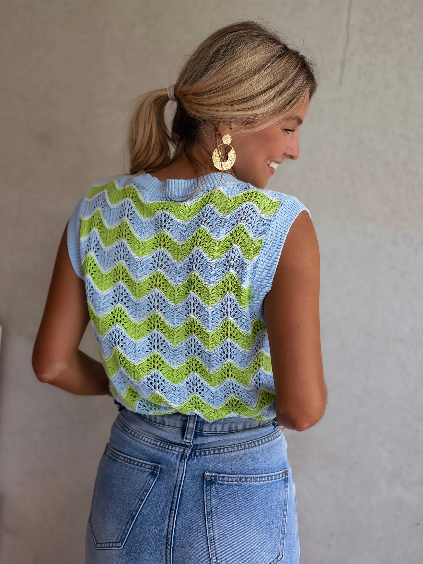 Dames Mouwloos Kabelgebreid Vest Met Contrasterende Halslijn