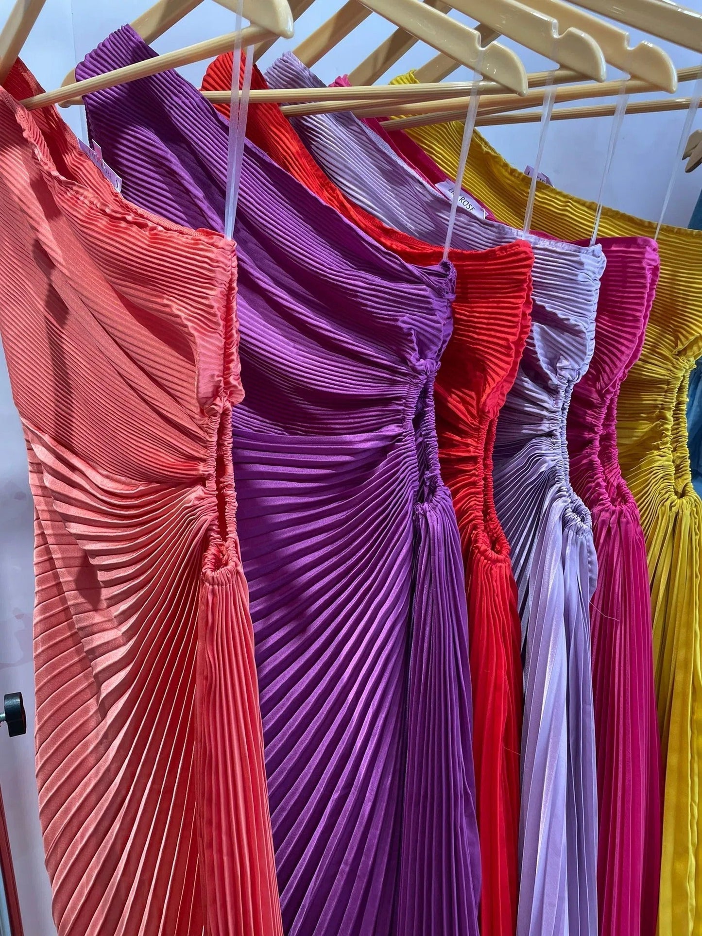 Elegante Rode Jurk met Enkele Schouder en Plooien