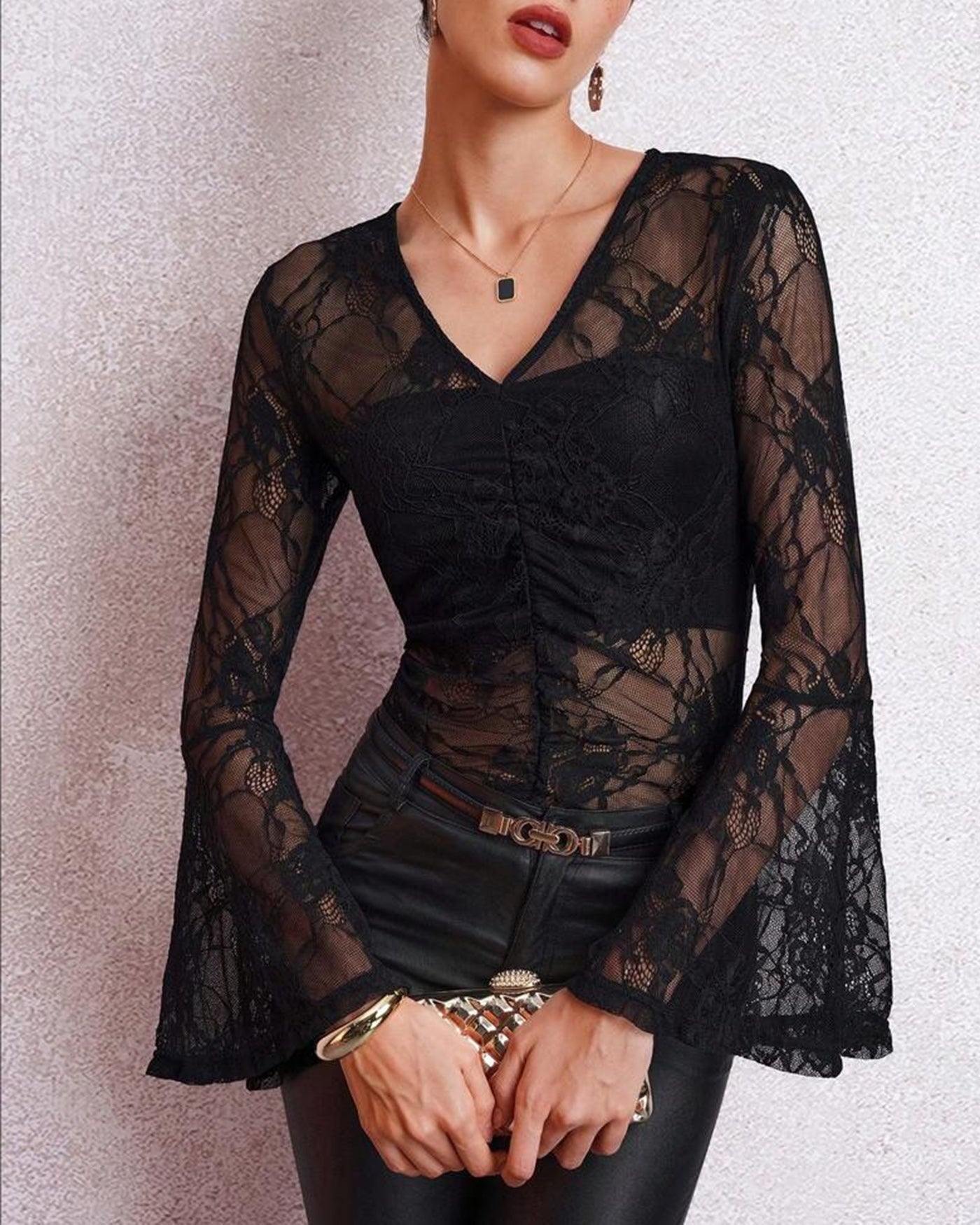 Vrouwelijke Bloemen Shirt Met V-hals en Kanten Details