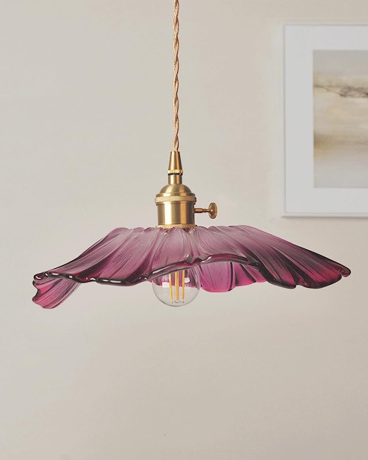 Sculpturale glazen hanglamp met messing fitting en warm licht – artistieke design plafondlamp voor eetkamer en woonkamer