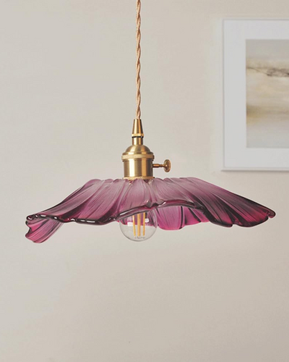 Sculpturale glazen hanglamp met messing fitting en warm licht – artistieke design plafondlamp voor eetkamer en woonkamer