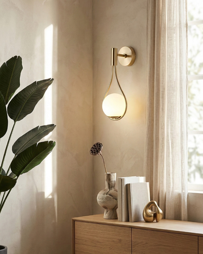 Nordische Wandlamp met Glazen Bol — Minimalistische Verlichting voor Scandinavische Interieurs