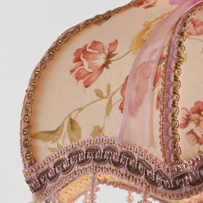 Romantische Tafellamp met Stoffen Kap en Parels – Elegante Decoratieve Nachtlamp met Kant en Rozenmotief – Klassieke Vintage Sfeerlamp voor Slaapkamer en Woonkamer