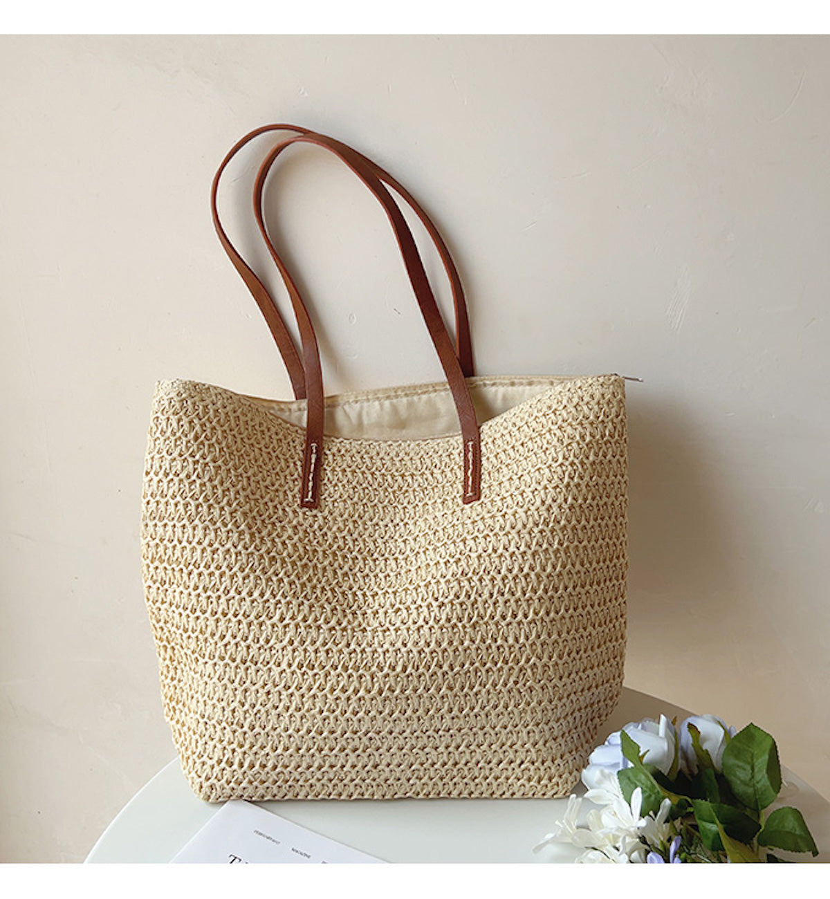 Gevlochten Rieten Mandje met Lederen Hengsels – Natuurlijke Handtas voor Markt en Stad – Scandinavisch Design
