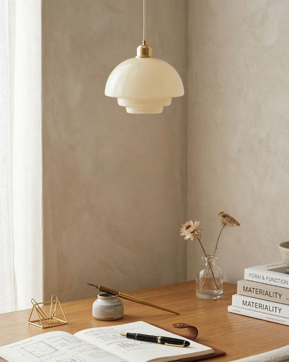 TINA Hanglamp – Mid-Century Melkwit Glas met Geborsteld Messing | Moderne Eetkamer & Keukenverlichting | Verstelbaar | E27 Fitting