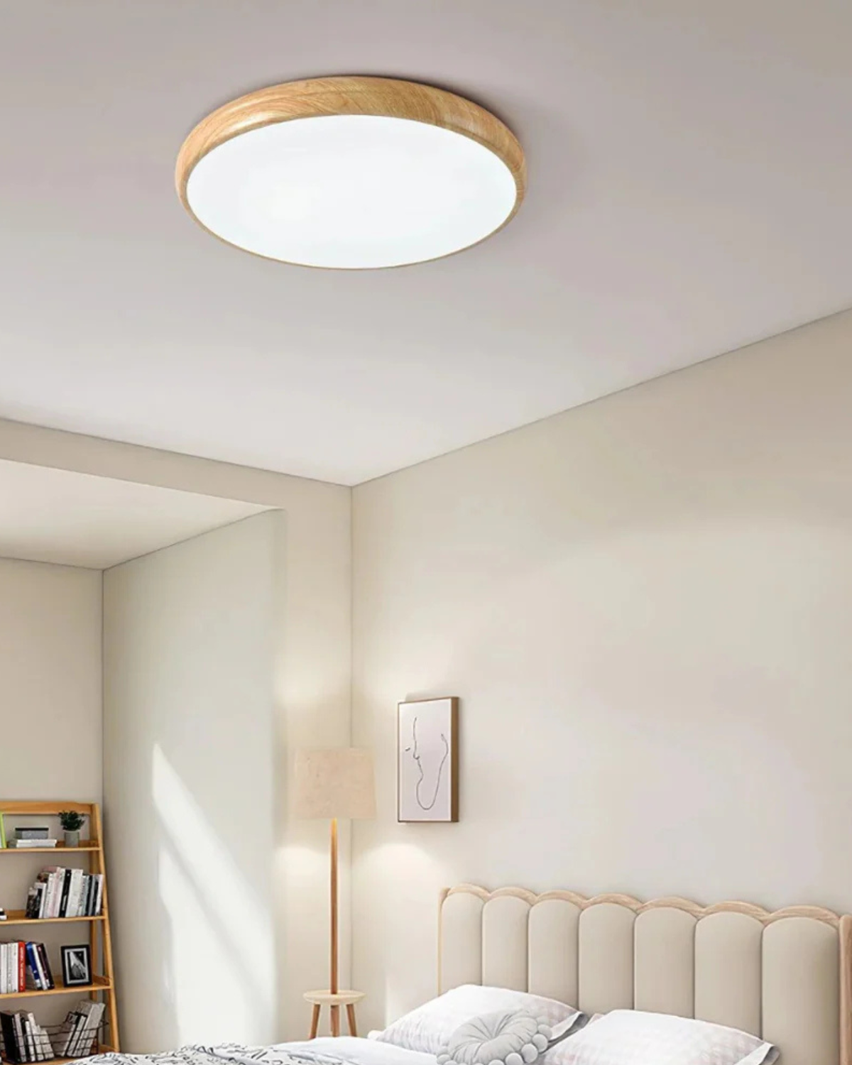 Ronde houten plafondlamp met warm diffuus licht voor serene woonruimtes