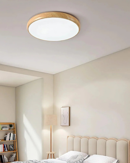 Ronde houten plafondlamp met warm diffuus licht voor serene woonruimtes