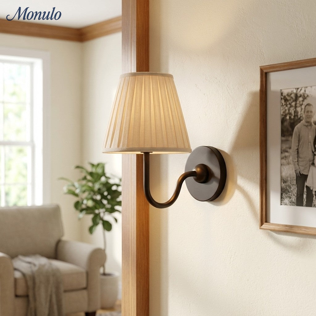 Wandlamp met Geplisseerde Stoffen Kap – Klassieke Verlichting voor Slaapkamer en Woonkamer