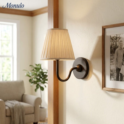 Wandlamp met Geplisseerde Stoffen Kap – Klassieke Verlichting voor Slaapkamer en Woonkamer