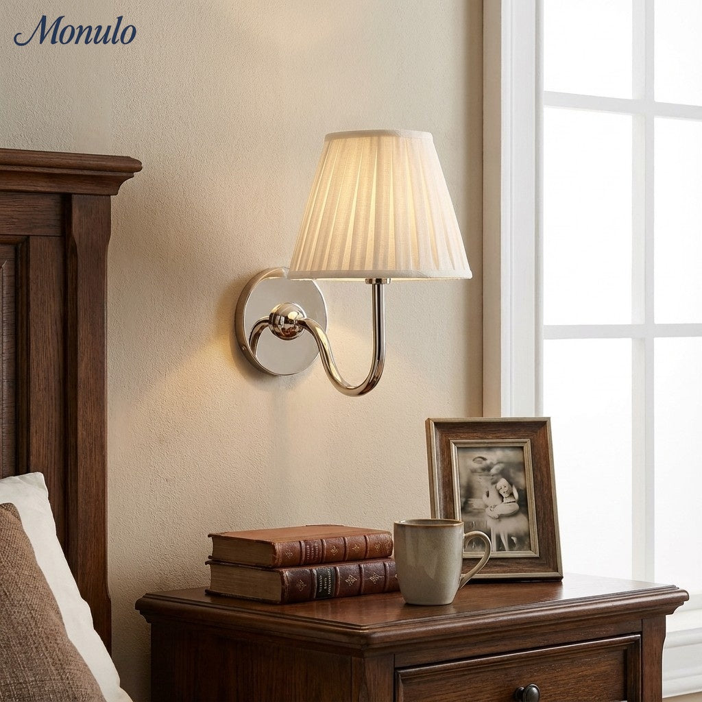 Wandlamp met Geplisseerde Stoffen Kap – Klassieke Verlichting voor Slaapkamer en Woonkamer