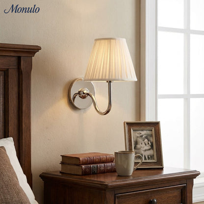 Wandlamp met Geplisseerde Stoffen Kap – Klassieke Verlichting voor Slaapkamer en Woonkamer