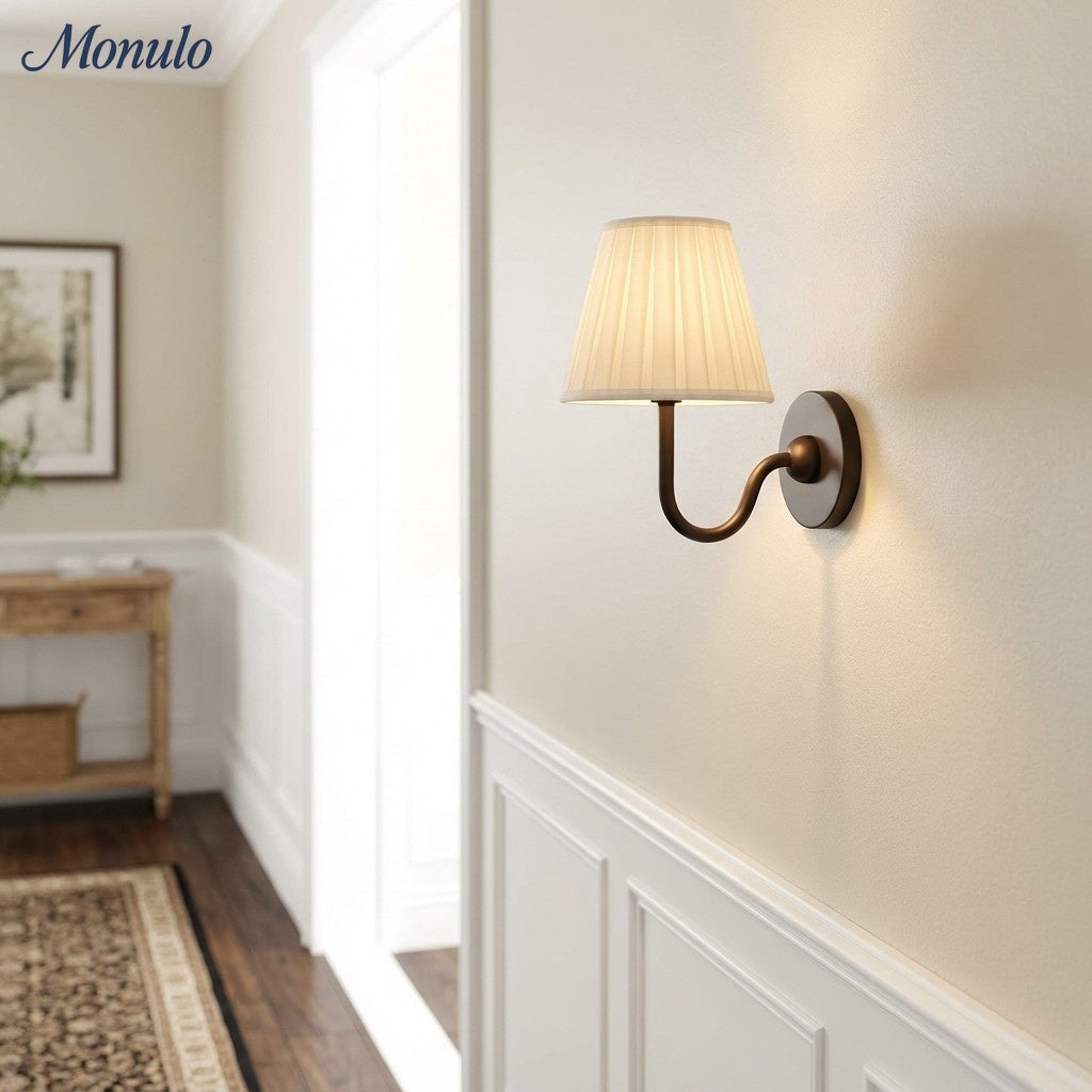 Wandlamp met Geplisseerde Stoffen Kap – Klassieke Verlichting voor Slaapkamer en Woonkamer