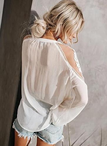 Vrouwelijke Top met Kanten Details en Mooi Design