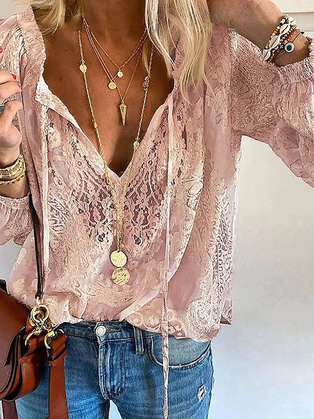 Vrouwelijke Blouse met Kanten Details en Poffen Mouwen
