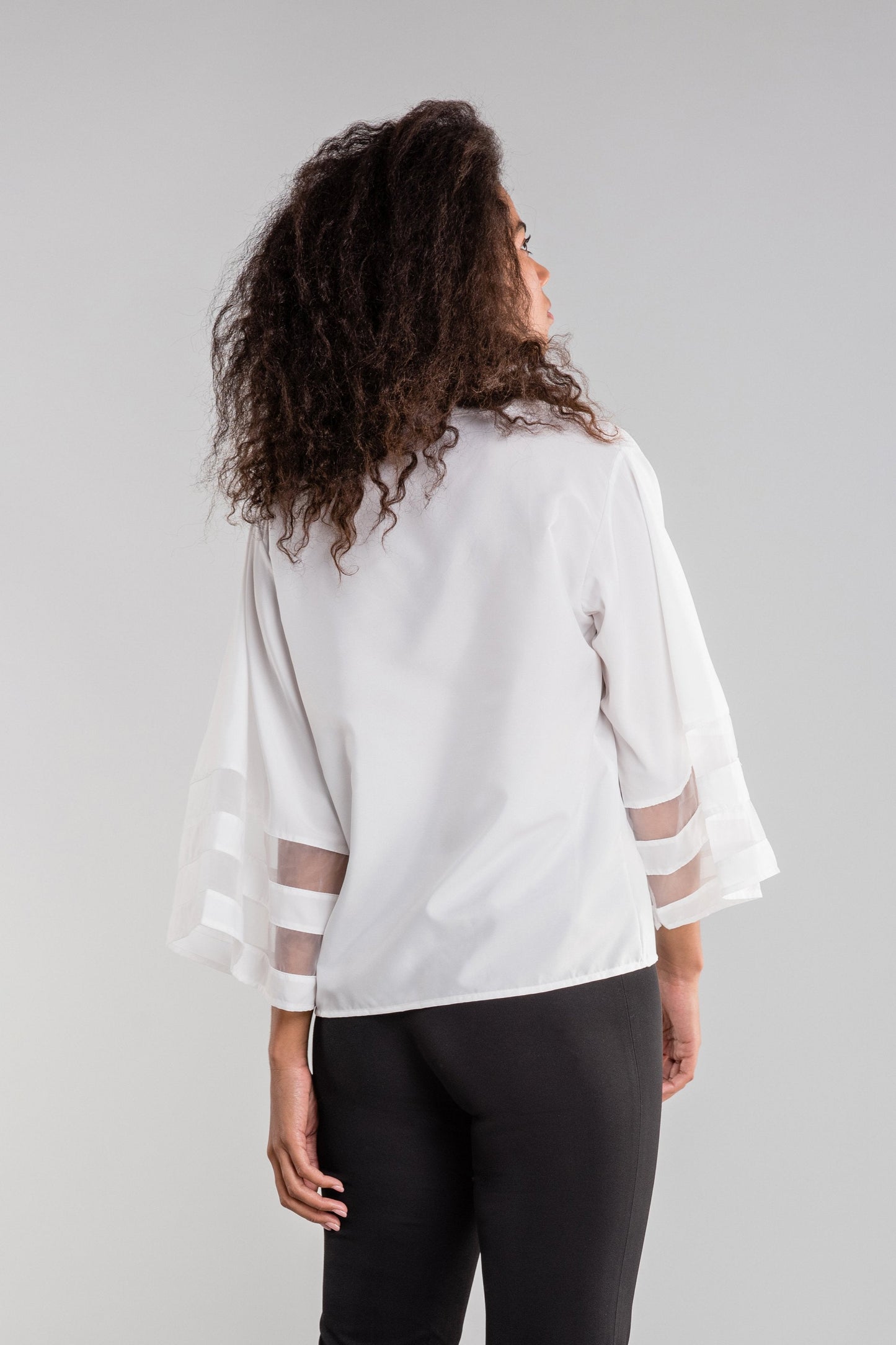 Vrouwelijke Top met Wijd Model en Mouwen