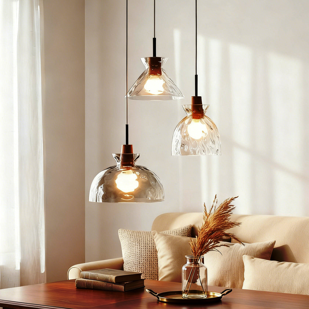 Glazen Hanglamp met Geslepen Koepel en Houten Accenten – Rustieke Eethoekverlichting