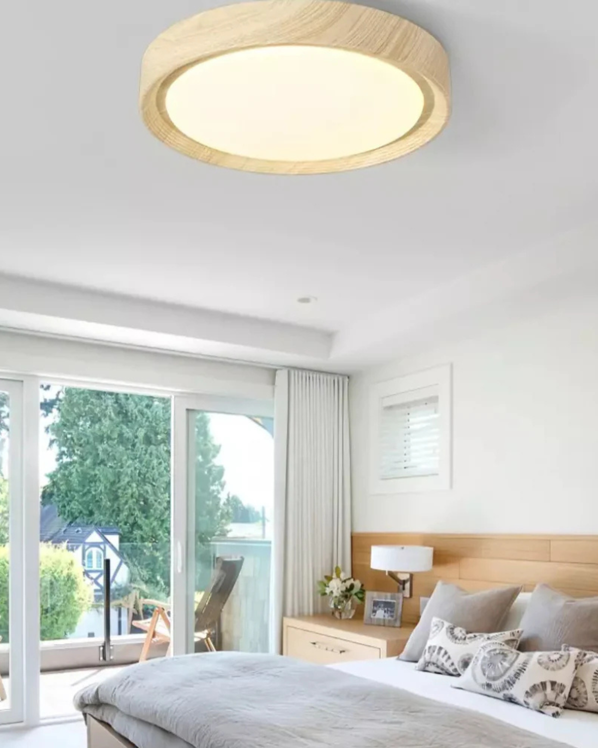 Ronde houten plafondlamp met warm diffuus licht voor serene woonruimtes