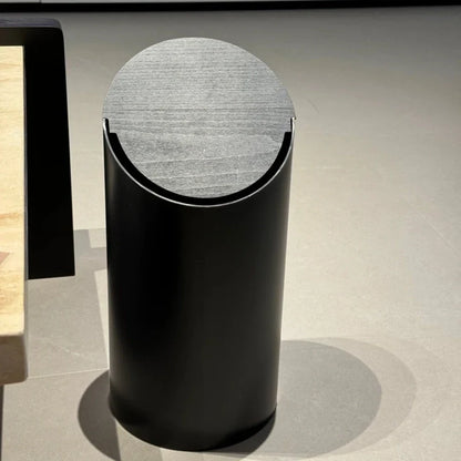 Japandi Afvalbak met Zwenkdeksel – Walnootkleurige Houten Afwerking en Minimalistische Vormgeving – 9L Zwenkafvalbak voor Badkamer en Kantoor