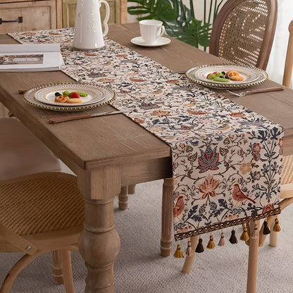 Vintage Jacquard Tafelloper met Vogel & Bloemmotief – Landelijke Elegantie met Kwastjes