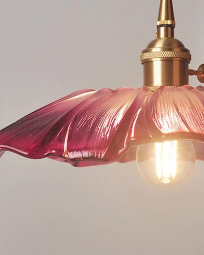 Sculpturale glazen hanglamp met messing fitting en warm licht – artistieke design plafondlamp voor eetkamer en woonkamer