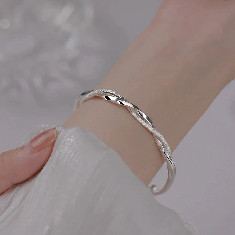 Gevlochten Zilveren Armband – Elegant Damesarmband met Moderne Textuur – Tijdloos Sieraad voor Elke Gelegenheid