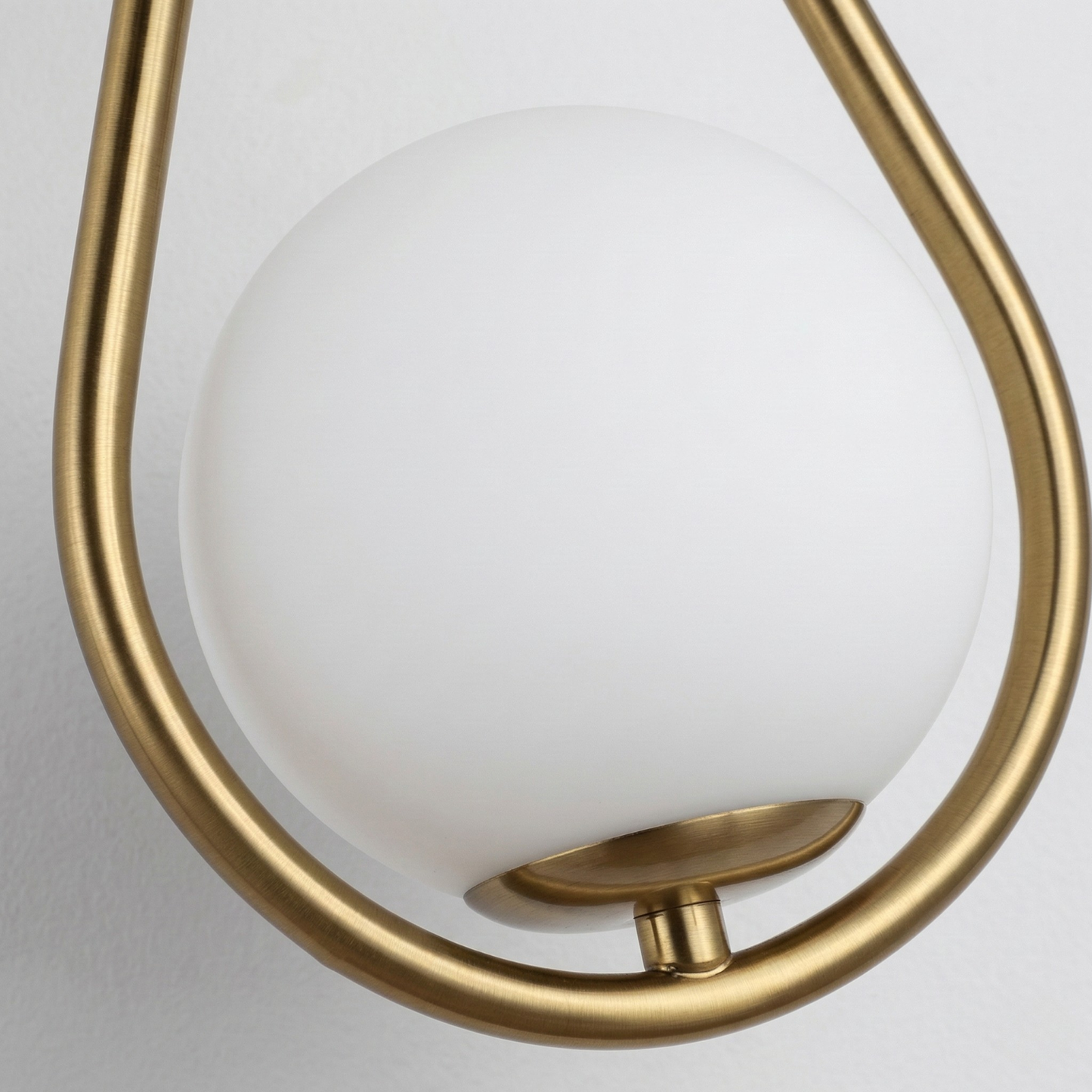 Nordische Wandlamp met Glazen Bol — Minimalistische Verlichting voor Scandinavische Interieurs