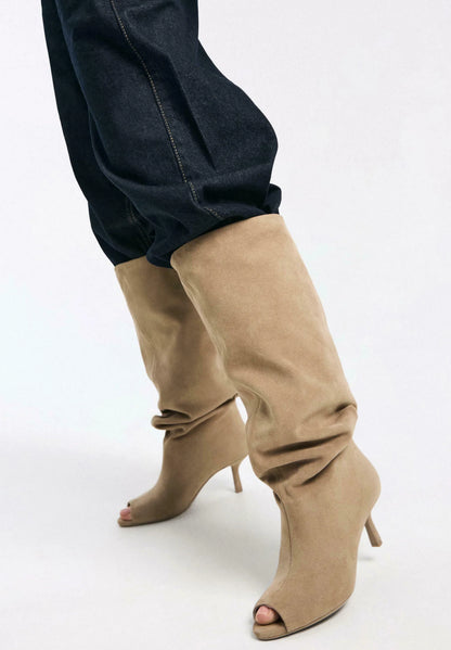 Vrouwelijke Kniekousen met Sleufjes en Hak in Slouchy Stijl