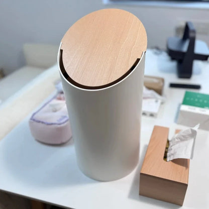 Japandi Afvalbak met Zwenkdeksel – Walnootkleurige Houten Afwerking en Minimalistische Vormgeving – 9L Zwenkafvalbak voor Badkamer en Kantoor