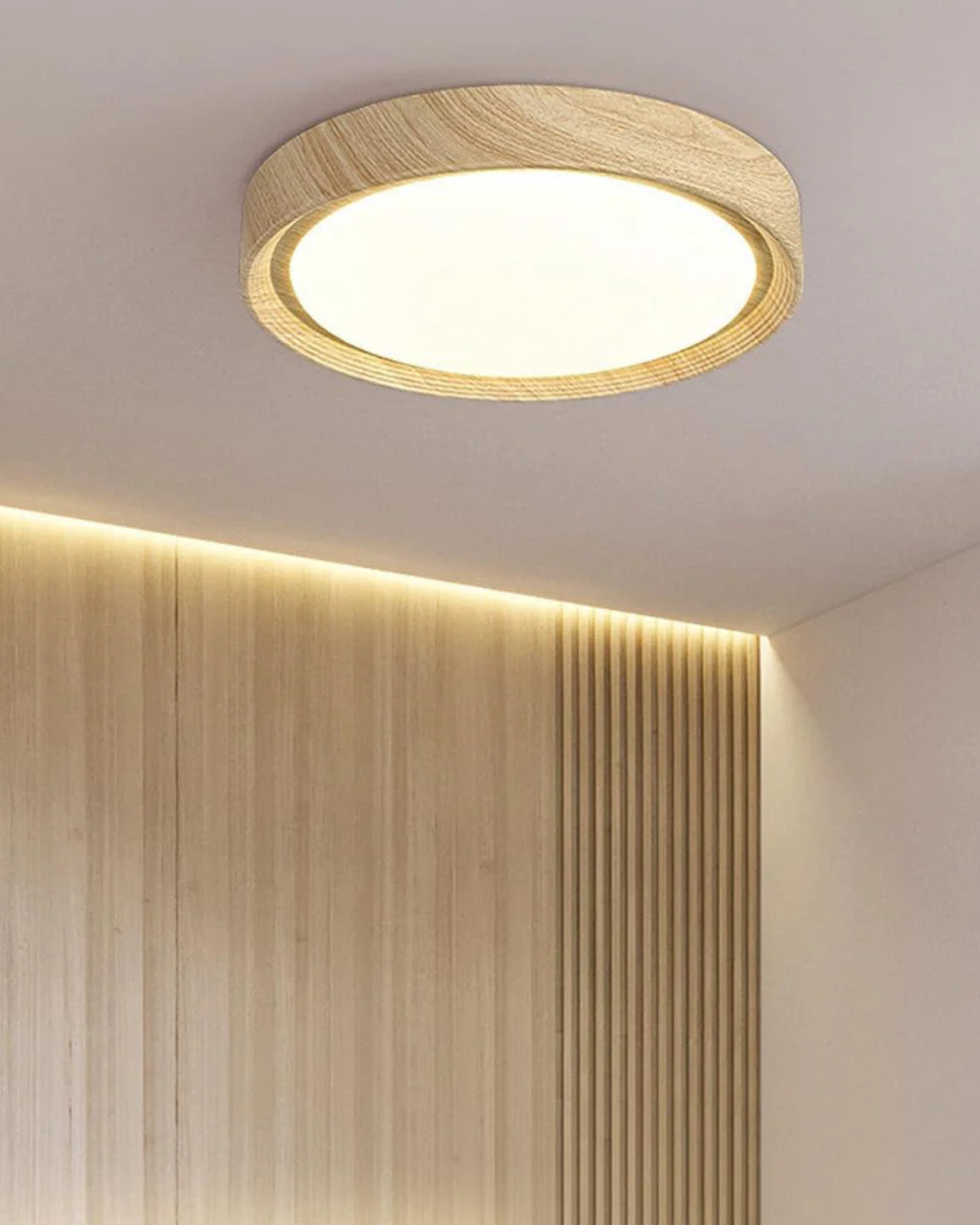 Ronde houten plafondlamp met warm diffuus licht voor serene woonruimtes