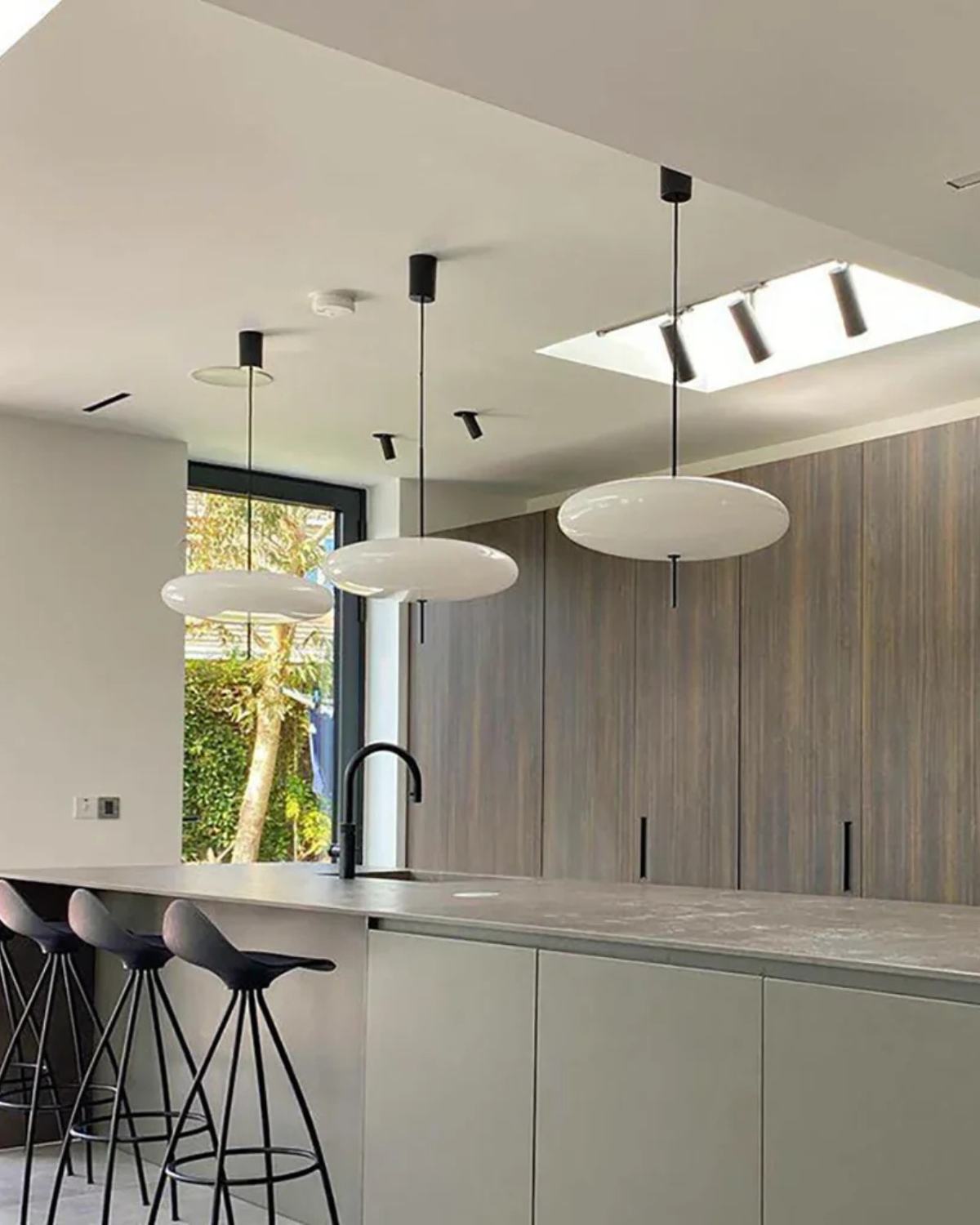 Moderne Hanglamp Met Zwevend Design In Acryl En Metaal Met Warme Diffuse Verlichting