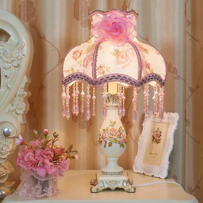 Romantische Tafellamp met Stoffen Kap en Parels – Elegante Decoratieve Nachtlamp met Kant en Rozenmotief – Klassieke Vintage Sfeerlamp voor Slaapkamer en Woonkamer