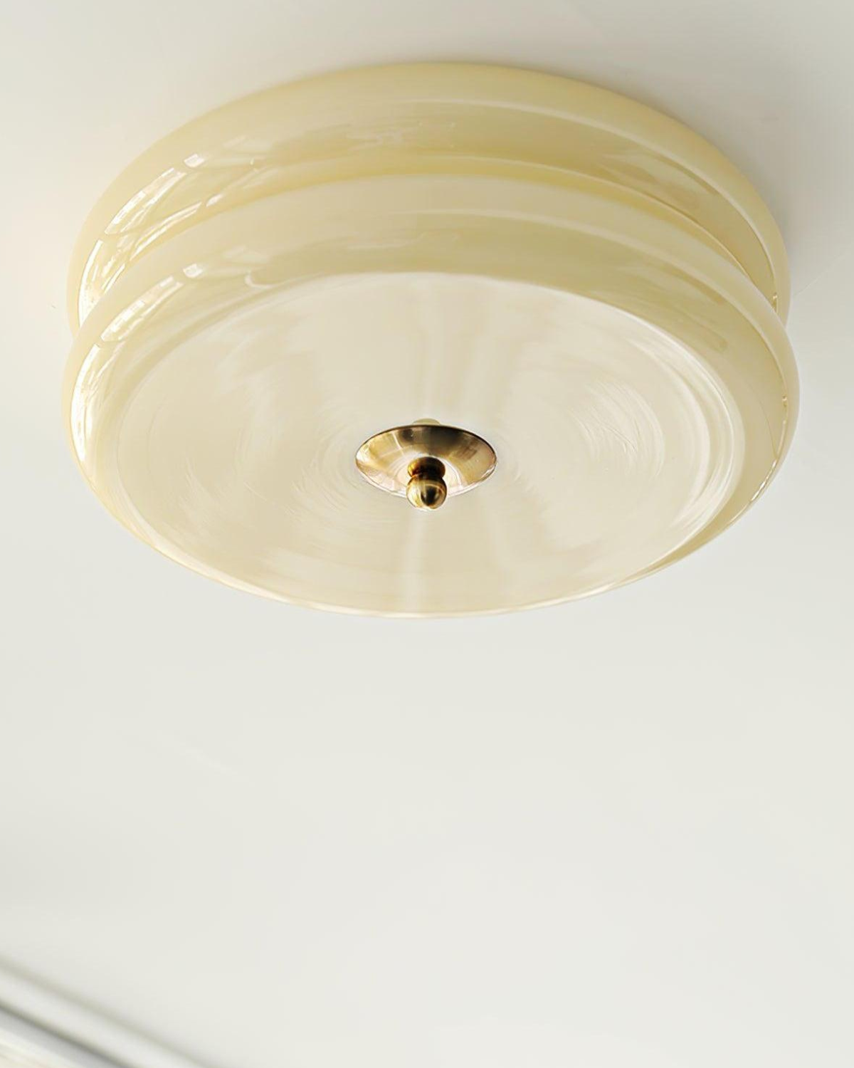 Art Deco Plafondlamp In Beige Met Chroom Accent En Warme Sfeerverlichting