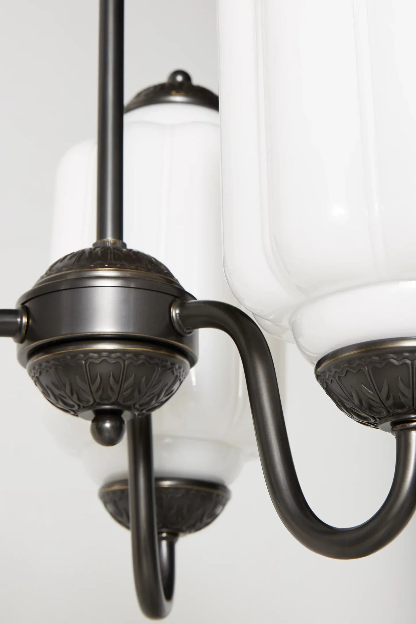 Melkglazen Kroonluchter Vintage Afwerking Tijdloze Elegantie Klassieke Verlichting voor Eetkamer Woonkamer