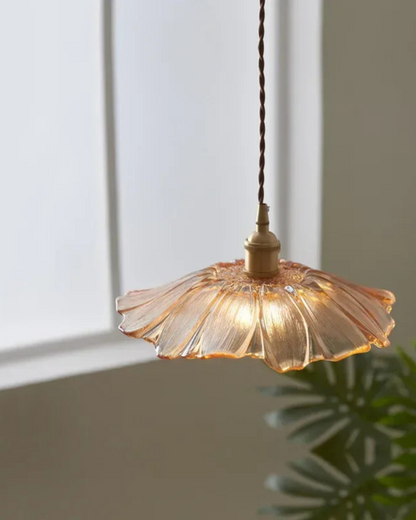 Sculpturale glazen hanglamp met messing fitting en warm licht – artistieke design plafondlamp voor eetkamer en woonkamer