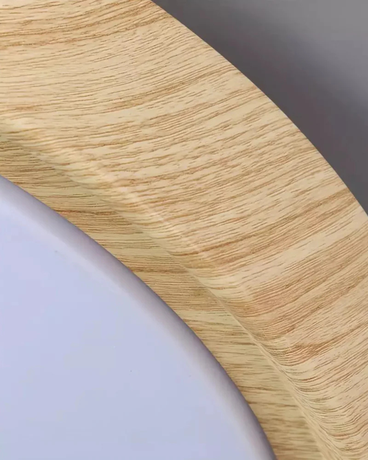 Ronde houten plafondlamp met warm diffuus licht voor serene woonruimtes