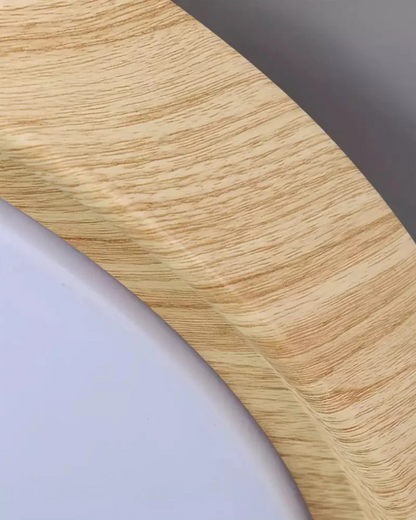 Ronde houten plafondlamp met warm diffuus licht voor serene woonruimtes