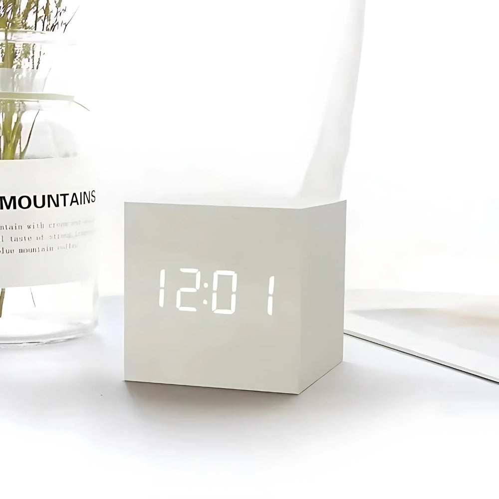 Digitale LED Wekker Kubus met Temperatuur Display Hout Finish