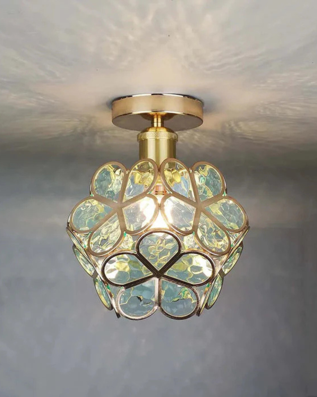 Moderne plafondlamp met bloemdesign in acryl en goudkleurig ijzer – luxe LED designlamp 20 cm