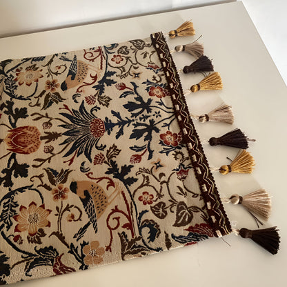 Vintage Jacquard Tafelloper met Vogel & Bloemmotief – Landelijke Elegantie met Kwastjes