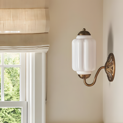 Vintage Wandlamp met Melkglas en Geolied Messing – Klassieke Retro Verlichting voor Hal, Slaapkamer, Woonkamer