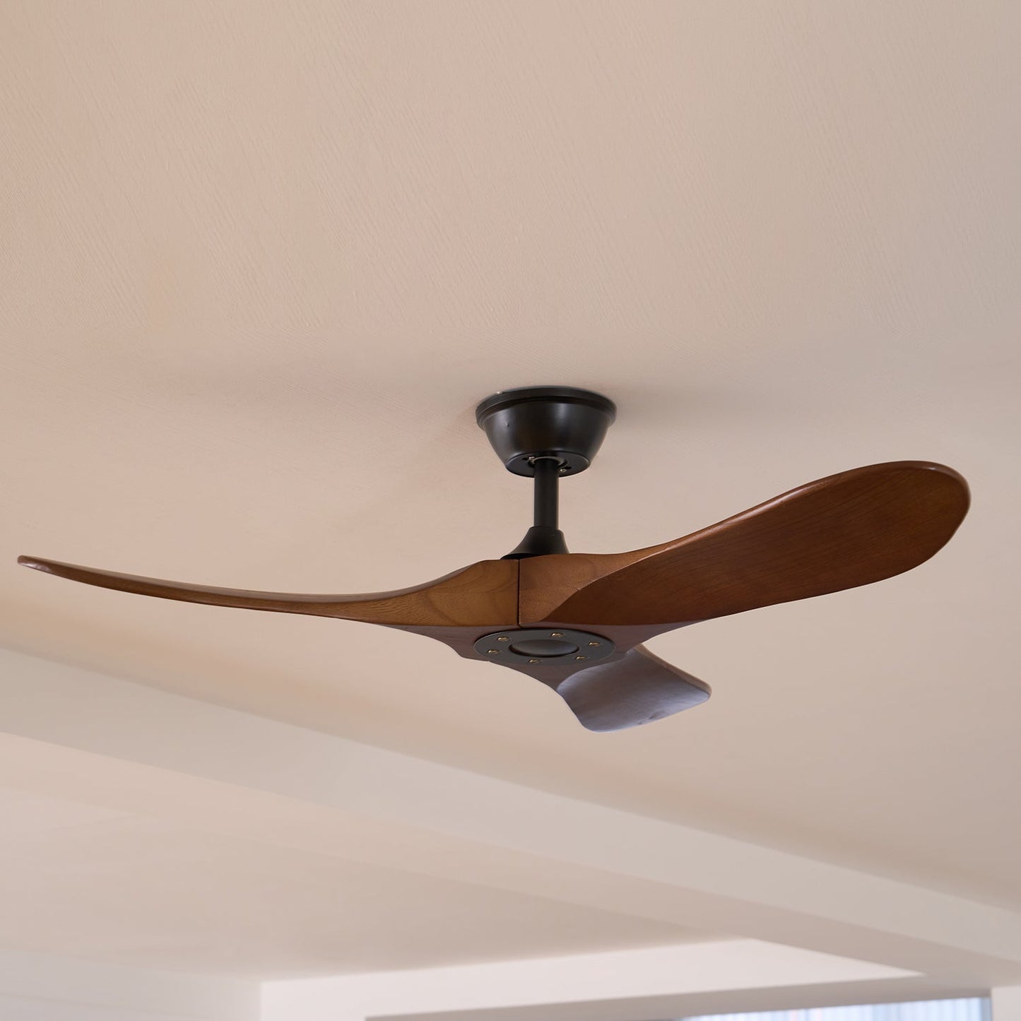 Plafondventilator Houten Bladen Walnoot ∅106 en ∅132 cm Stille Motor 6 Snelheden Woonkamer Eetkamer Verstelbare Ophanging